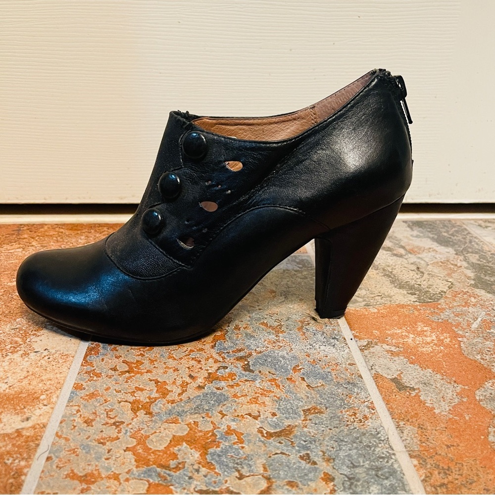🎁Victorian Style Miz Mooz Leather Ankle Booties with Decorative Buttons! - Picture 10 of 16